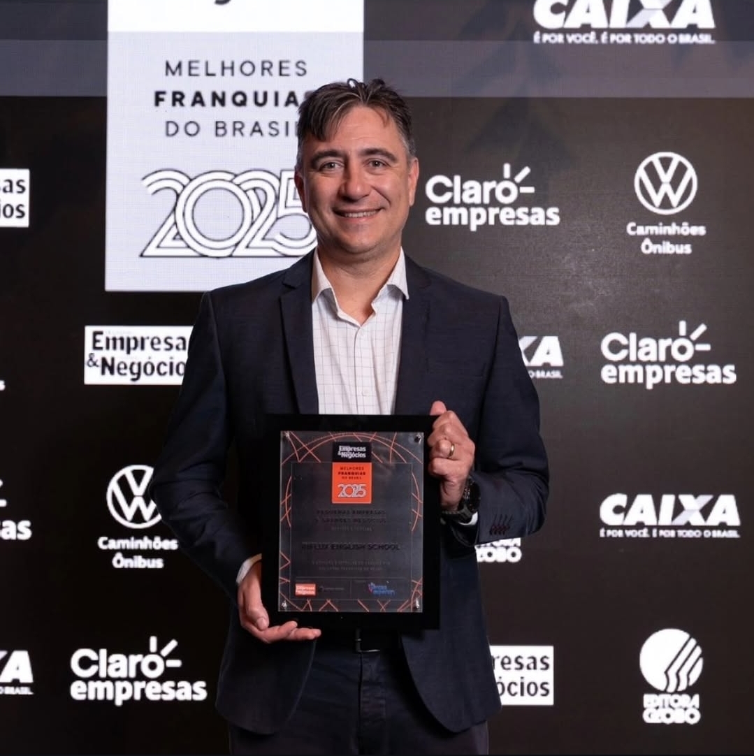 Leonardo Paixão recebendo o prêmio Melhores Franquias do Brasil 2025